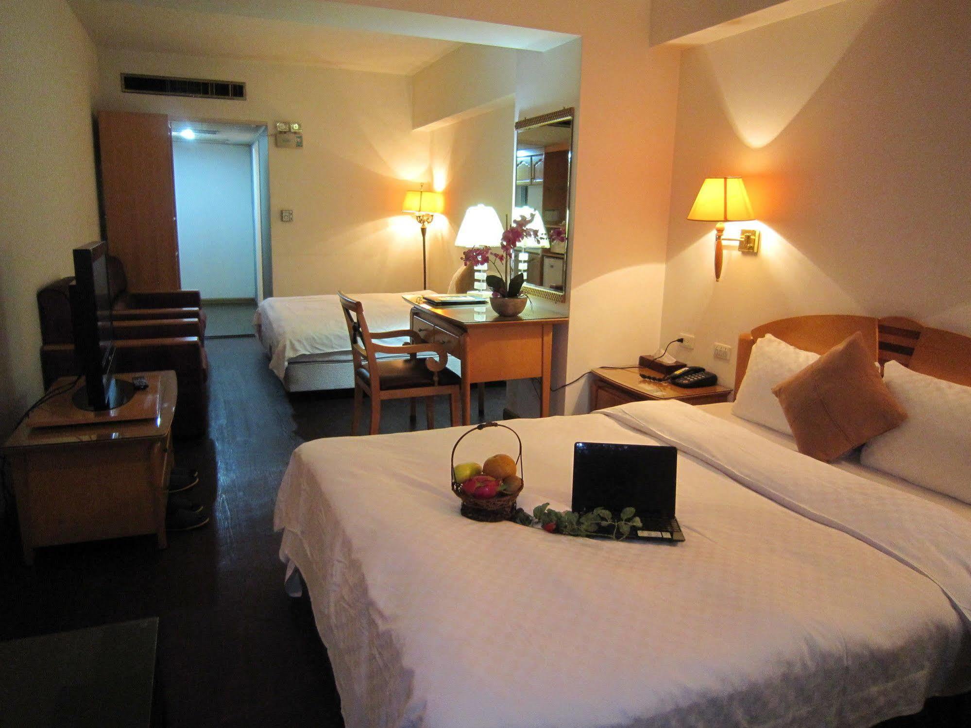 Berkeley Business Hotel Zhongzheng Hsinchu Esterno foto