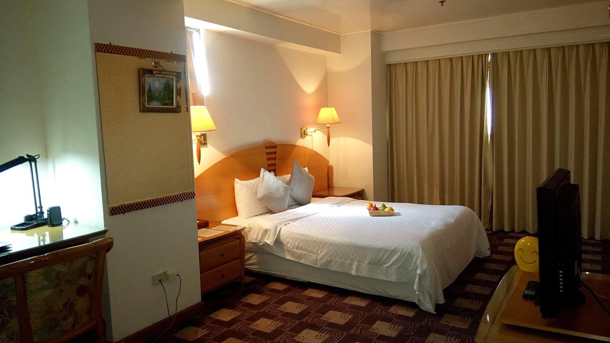 Berkeley Business Hotel Zhongzheng Hsinchu Esterno foto