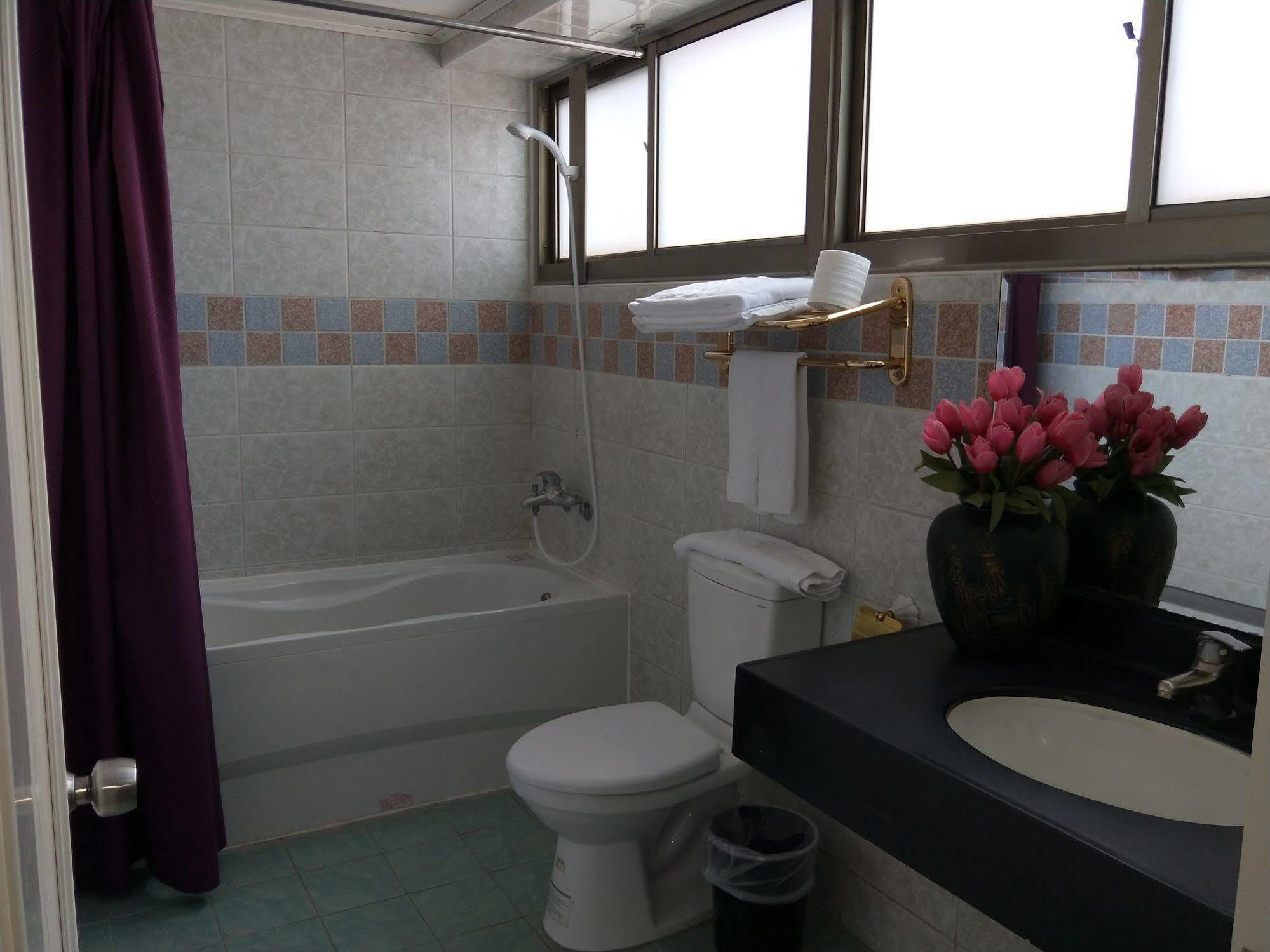 Berkeley Business Hotel Zhongzheng Hsinchu Esterno foto