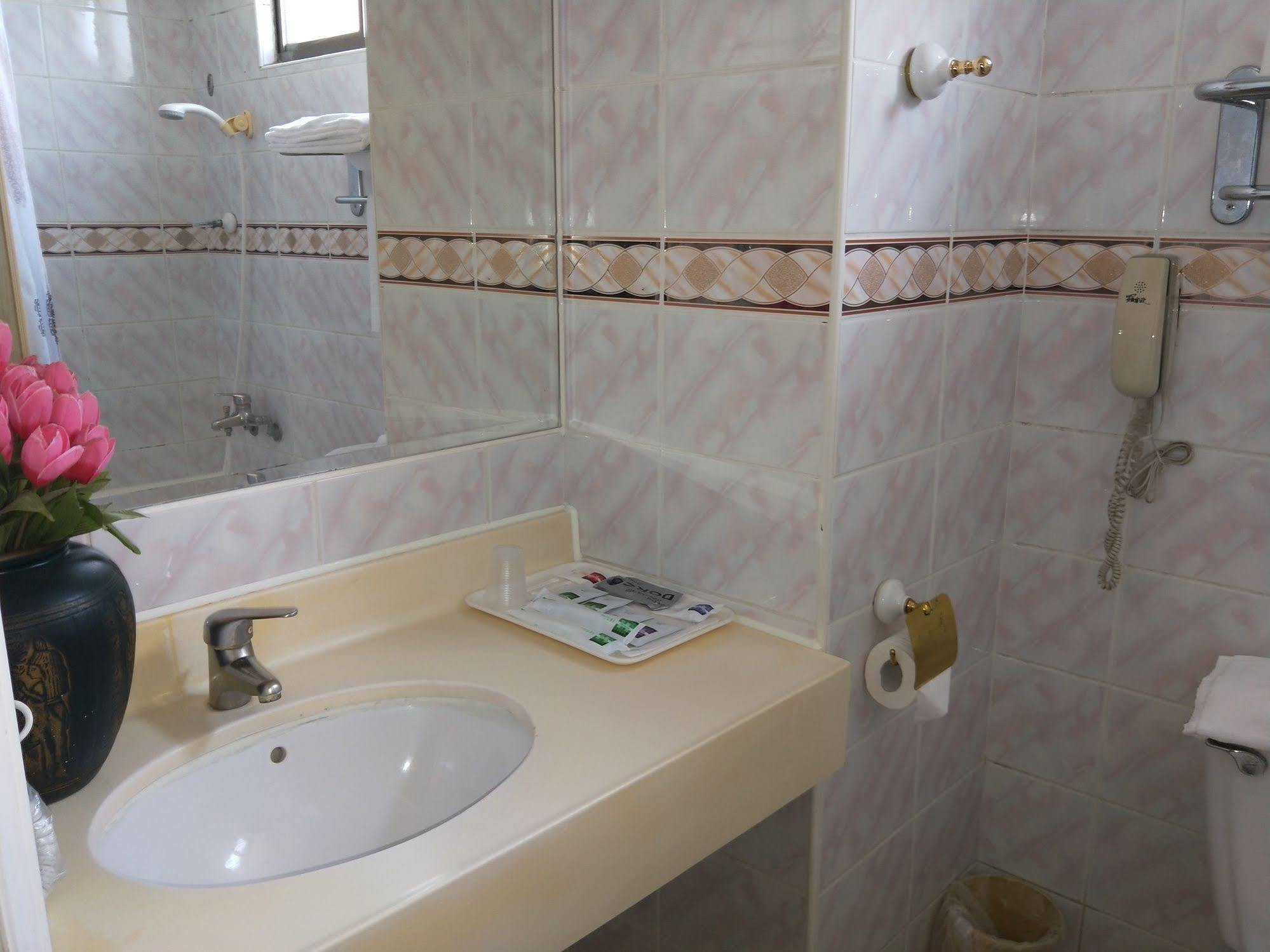 Berkeley Business Hotel Zhongzheng Hsinchu Esterno foto