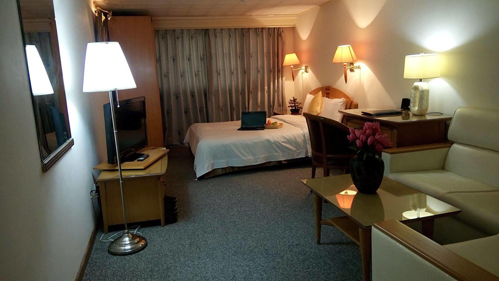 Berkeley Business Hotel Zhongzheng Hsinchu Esterno foto