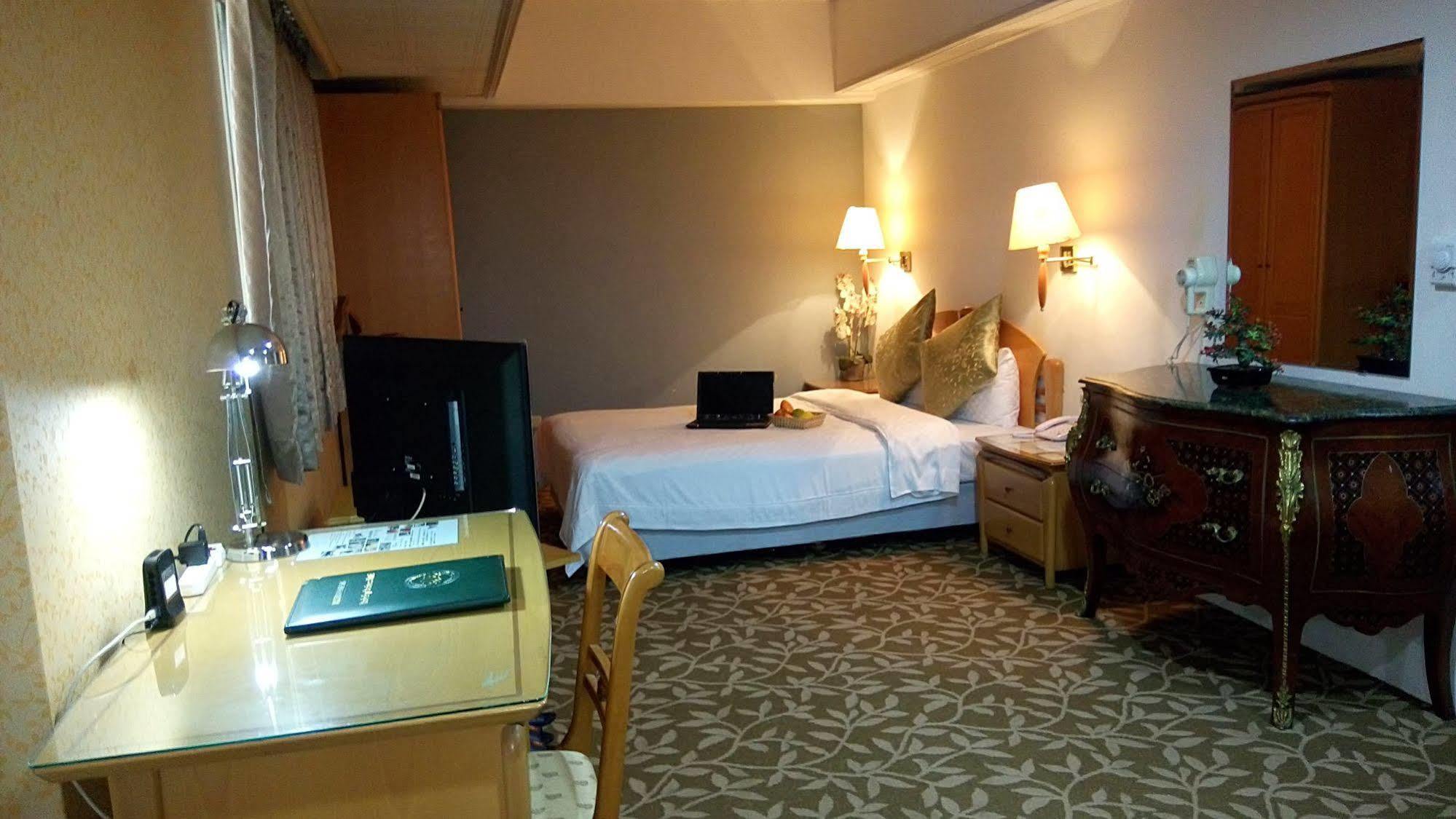 Berkeley Business Hotel Zhongzheng Hsinchu Esterno foto