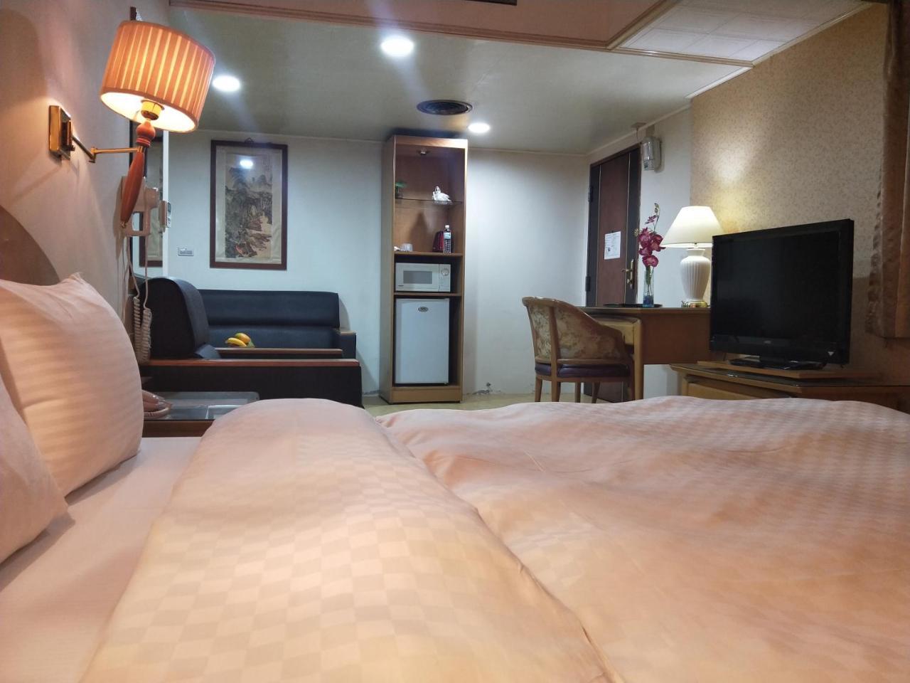 Berkeley Business Hotel Zhongzheng Hsinchu Esterno foto